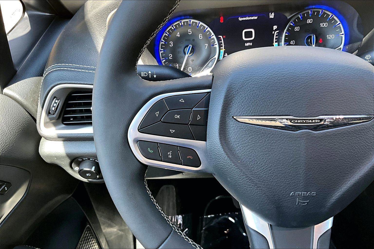 Used 2025 Chrysler Pacifica Select image 19