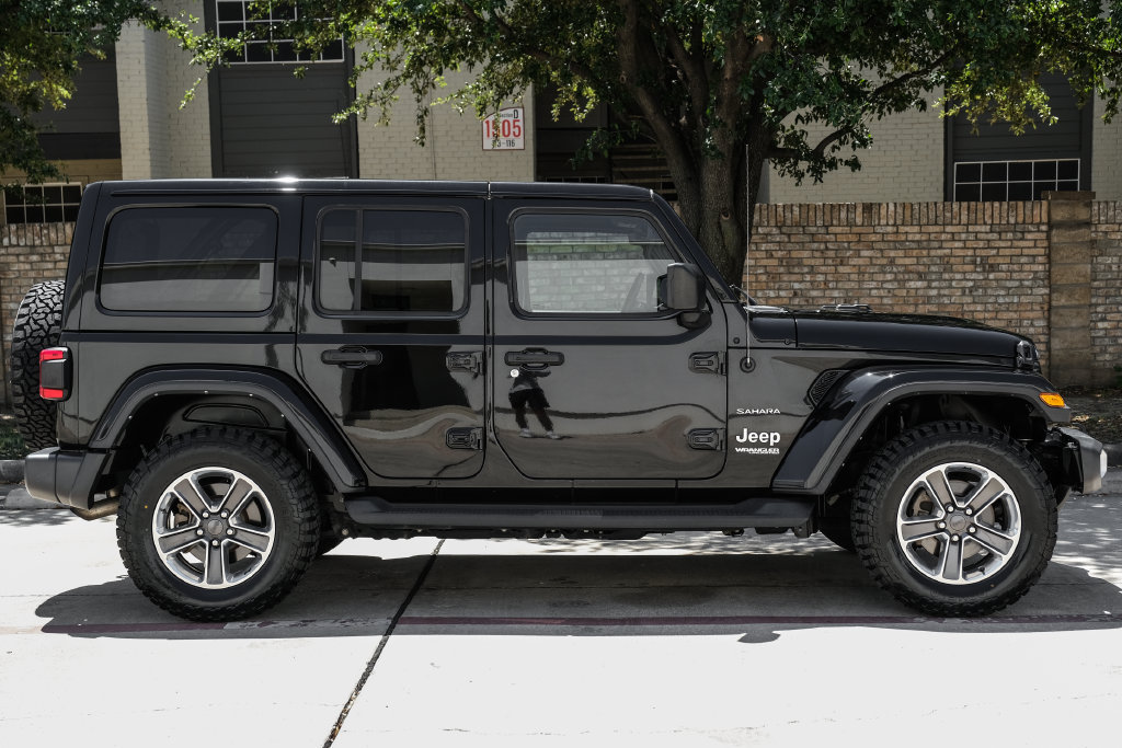Used 2022 Jeep Wrangler Unlimited Sahara w/ LED Lighting Group AWD/4WD image 15