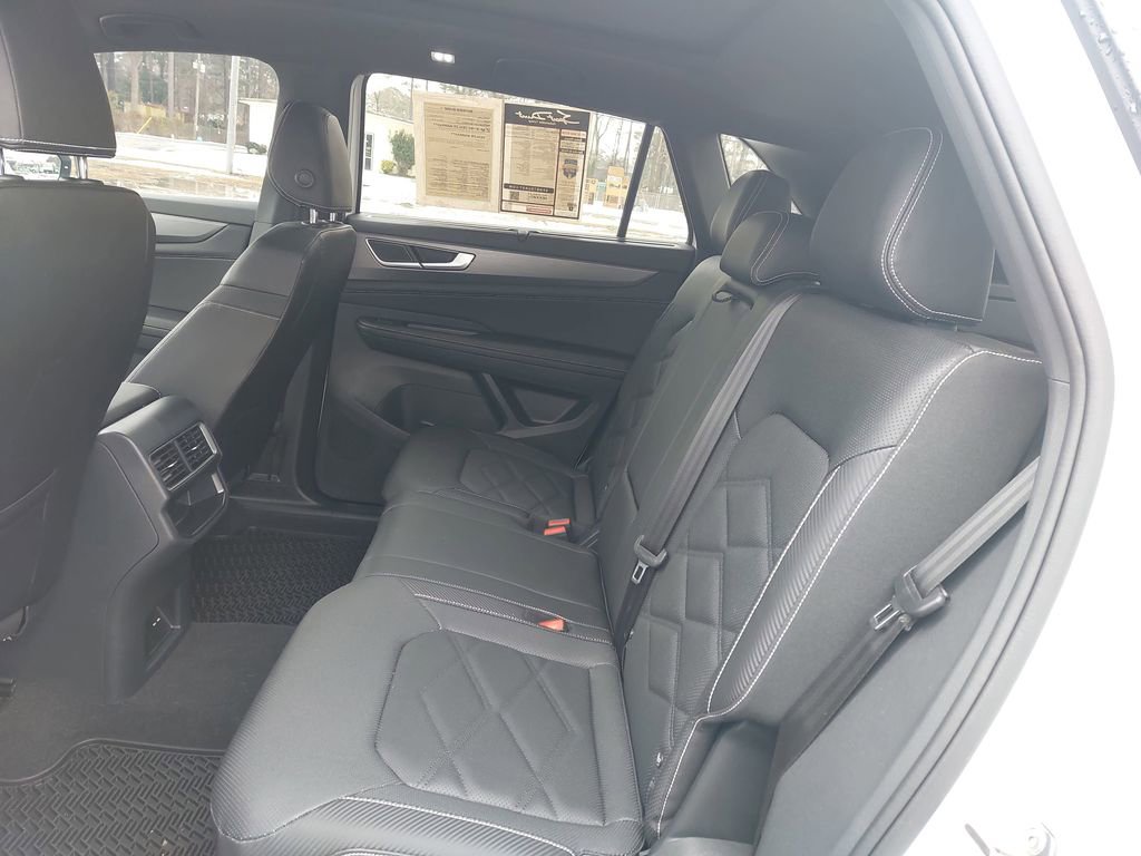 Used 2025 Volkswagen Atlas Cross Sport SE image 34