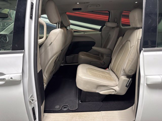 Used 2021 Chrysler Pacifica Touring-L FWD image 12
