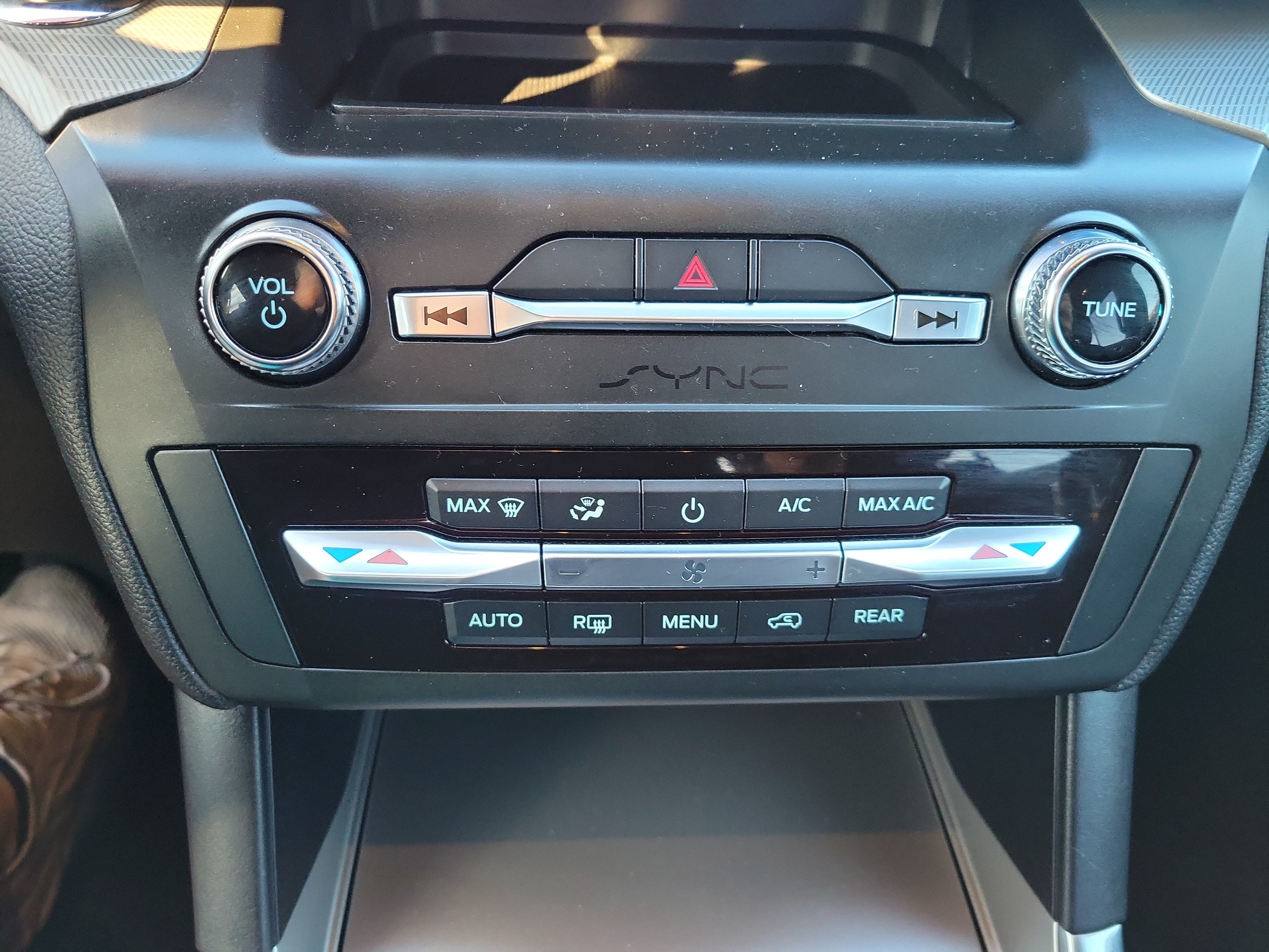 Used 2020 Ford Explorer XLT w/ Equipment Group 202A AWD/4WD image 20