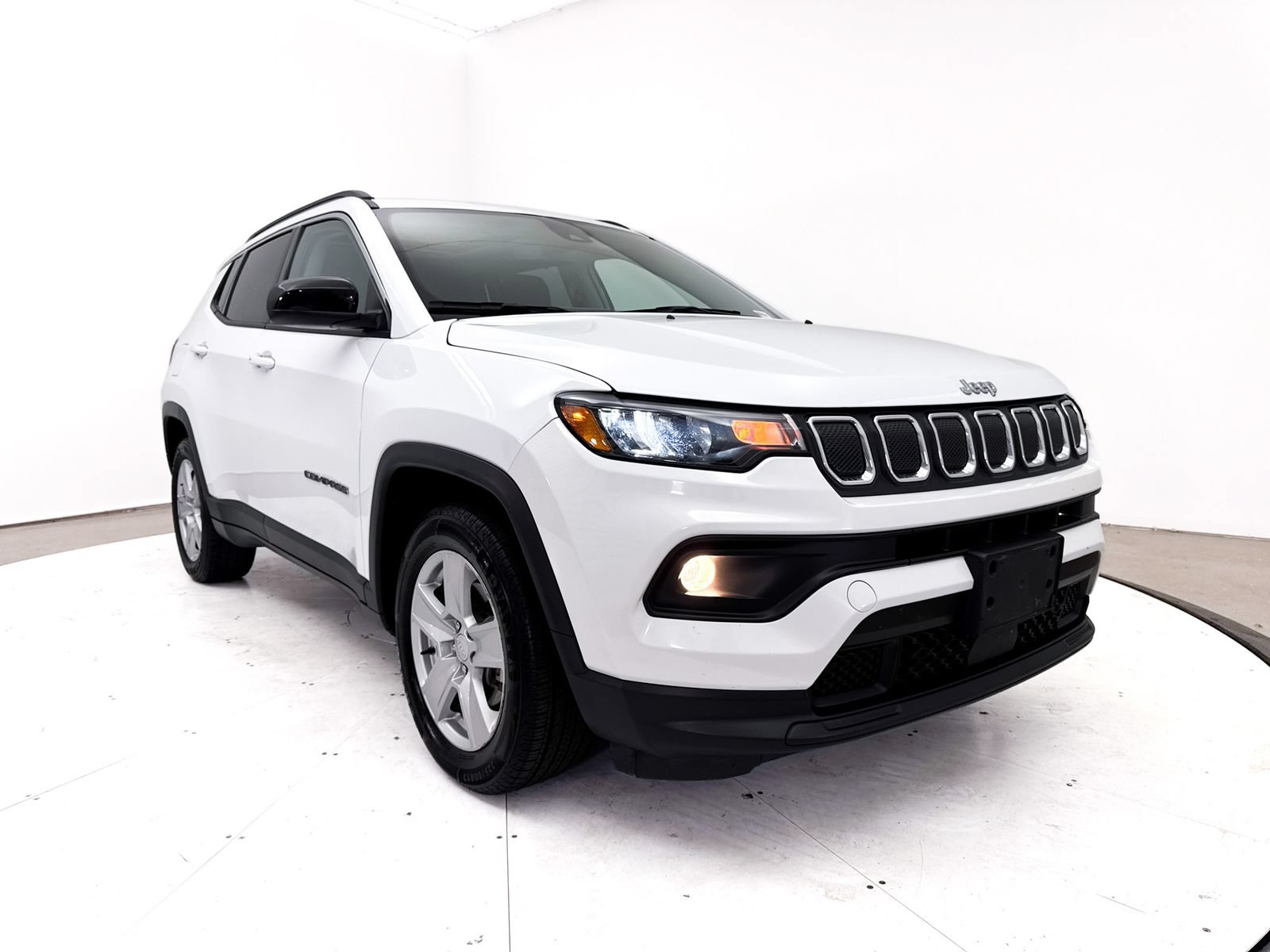 Used 2022 Jeep Compass Latitude w/ Sun and Sound Group FWD image 11
