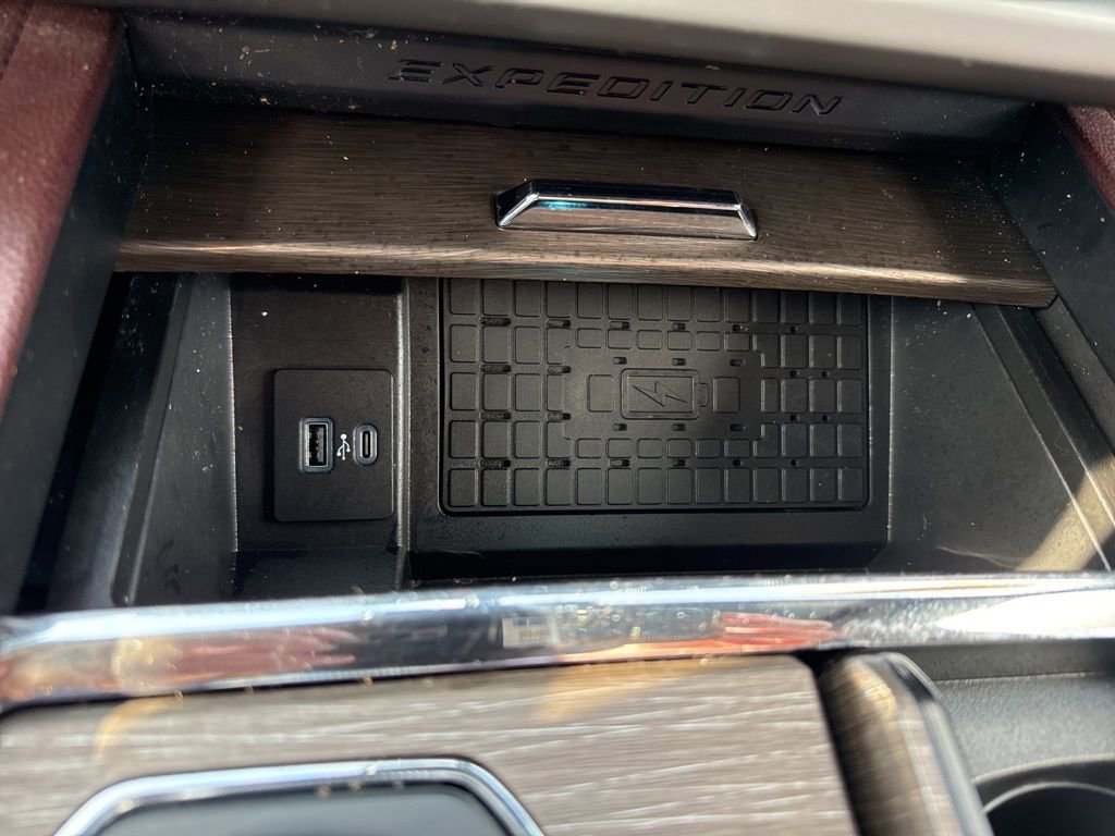 Used 2022 Ford Expedition Max Limited image 18
