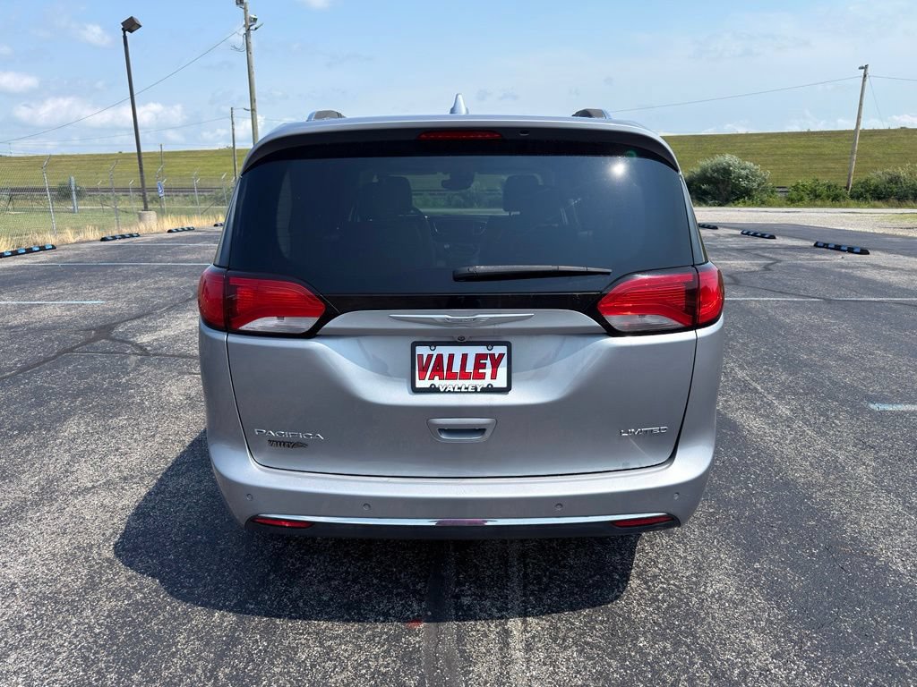 Used 2017 Chrysler Pacifica Limited w/ Advanced Safetytec Group FWD image 8