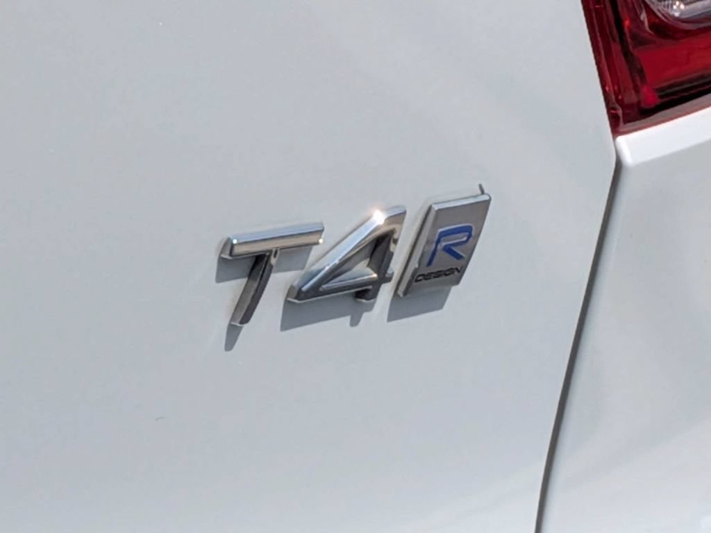 Used 2020 Volvo XC40 T4 R-Design FWD image 14