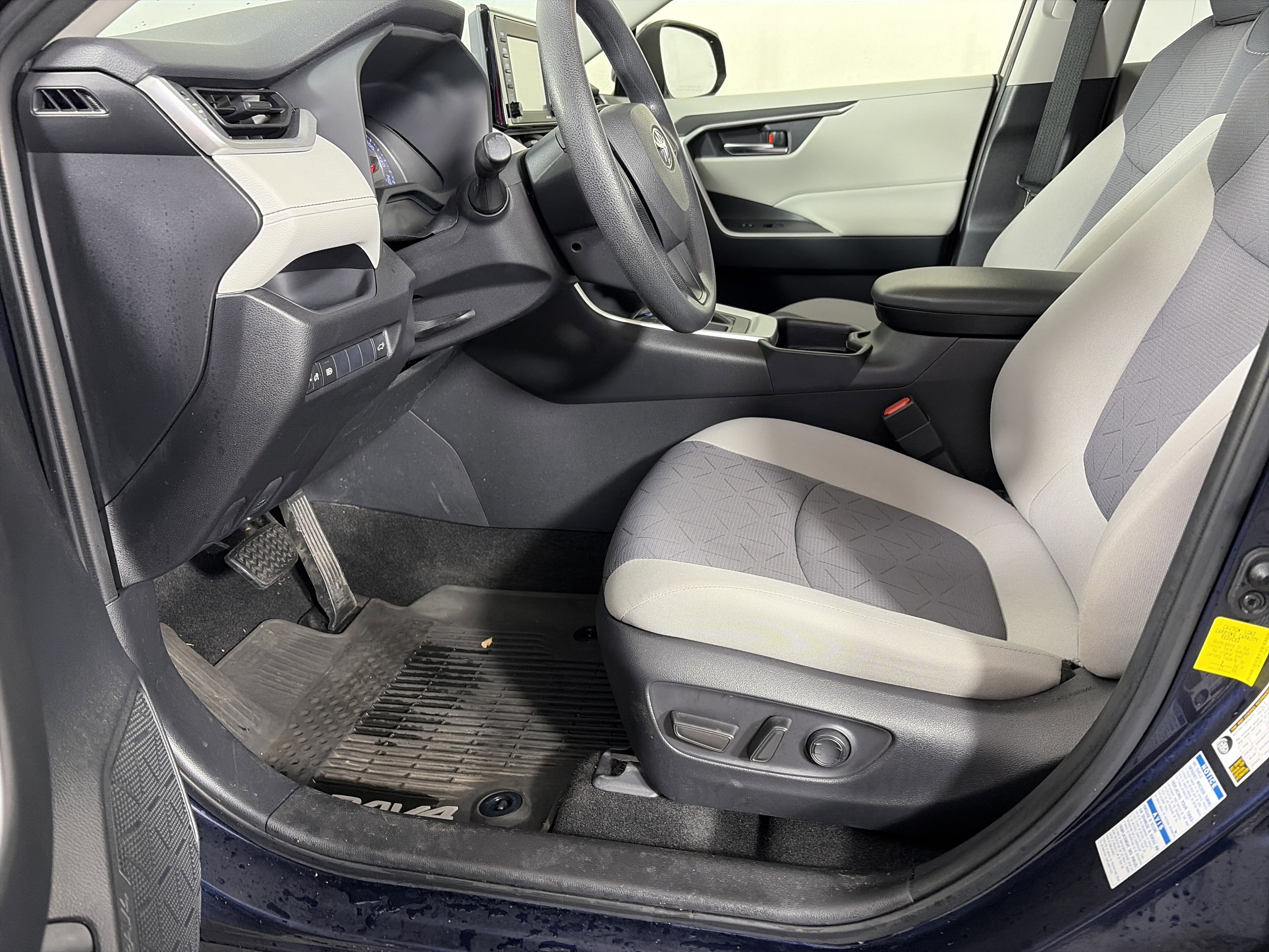 Used 2020 Toyota RAV4 XLE image 14