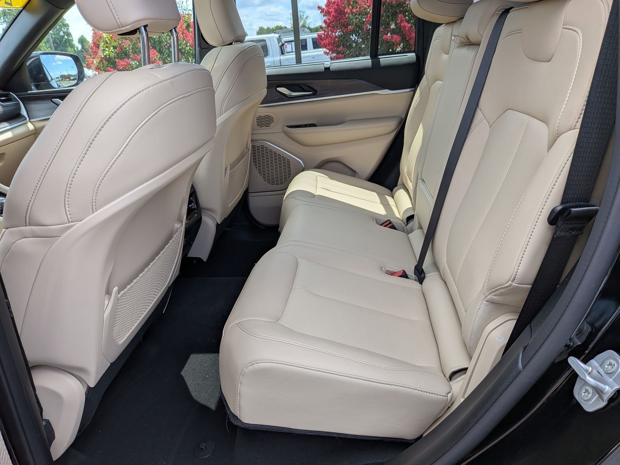 Used 2025 Jeep Grand Cherokee Limited w/ Luxury Tech Group II AWD/4WD image 19