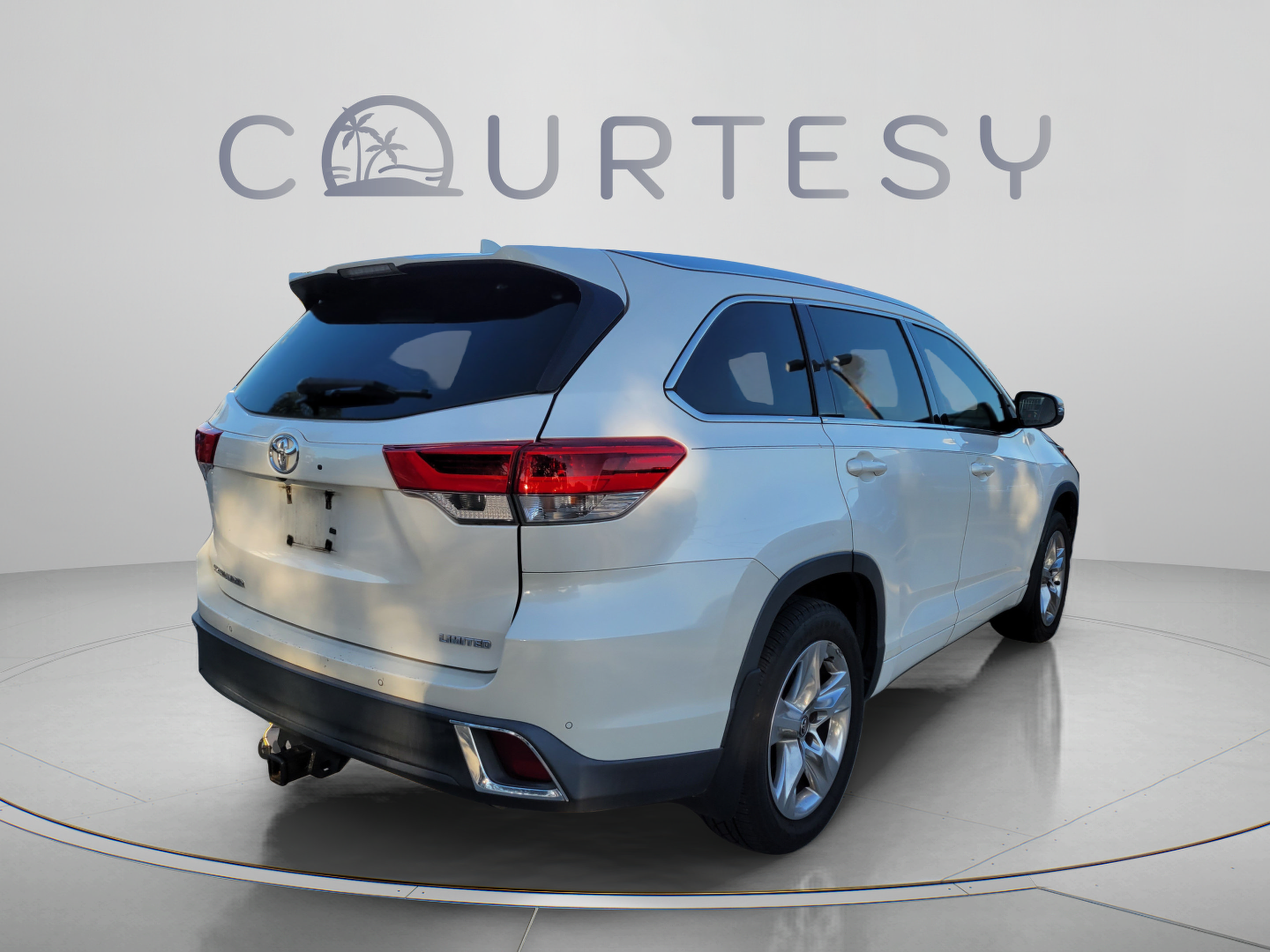 Used 2017 Toyota Highlander Limited FWD image 3