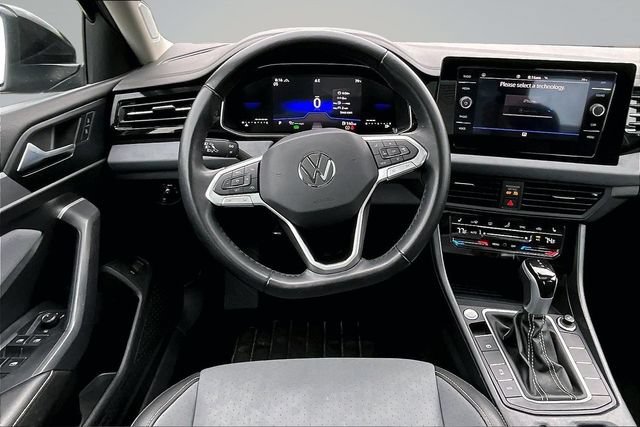 Used 2025 Volkswagen Jetta SE FWD image 8