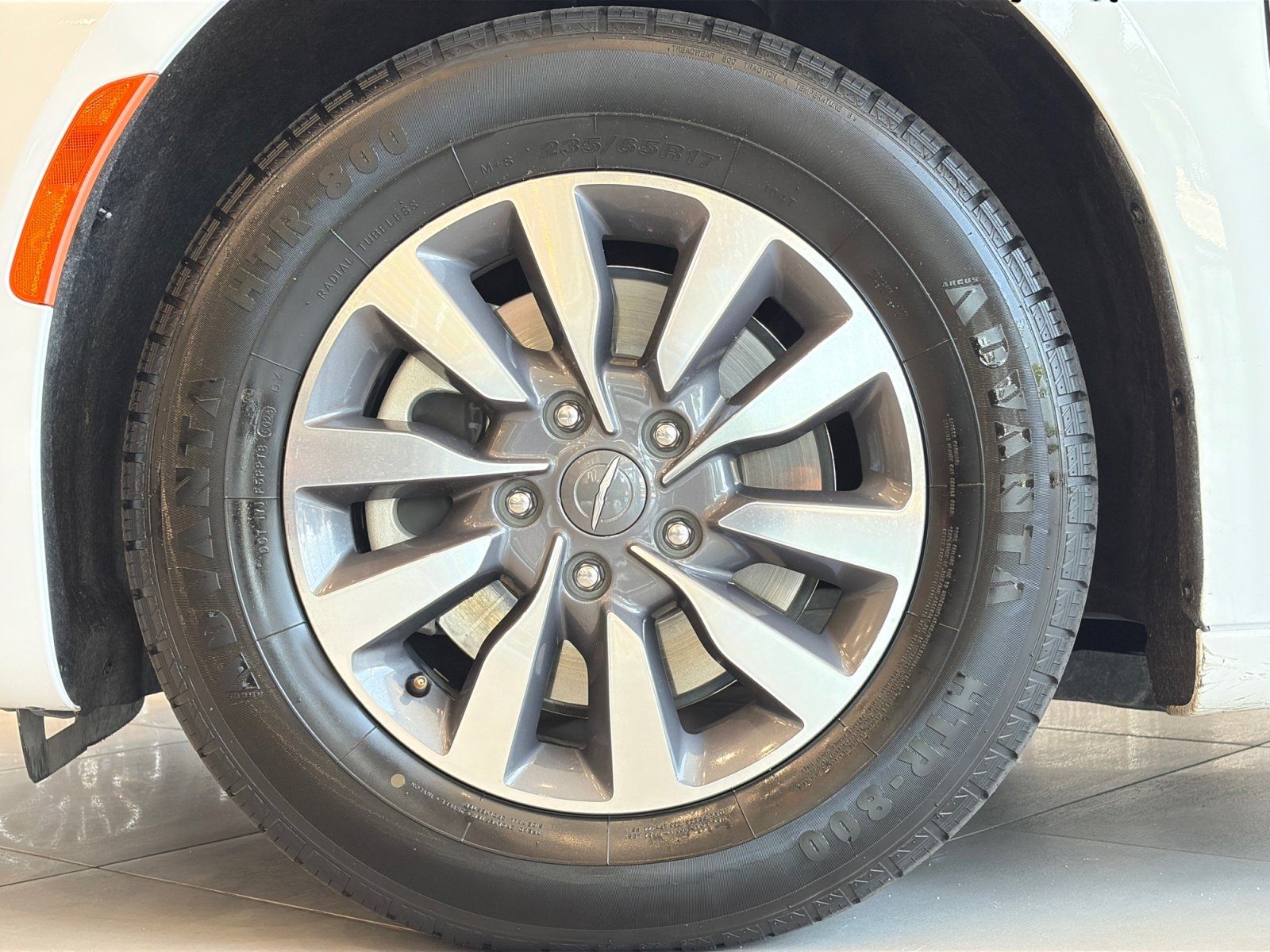 Used 2024 Chrysler Pacifica Limited FWD image 11