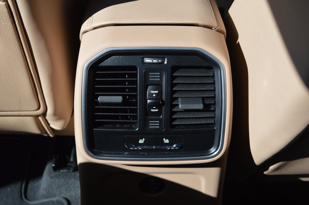 Used 2025 Porsche Macan image 36