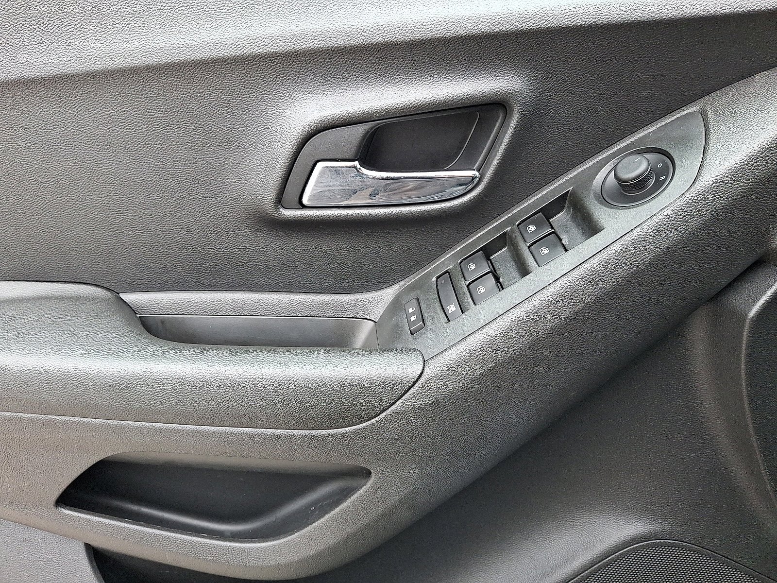 Used 2020 Chevrolet Trax LT w/ LT Convenience Package image 12