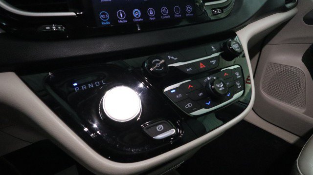 Used 2018 Chrysler Pacifica Touring-L FWD image 21