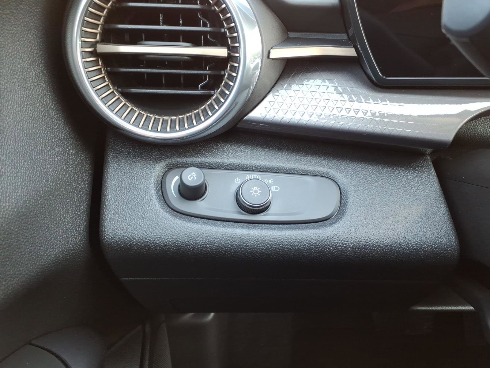 Used 2025 Chevrolet Trax ACTIV w/ Driver Confidence Package image 12