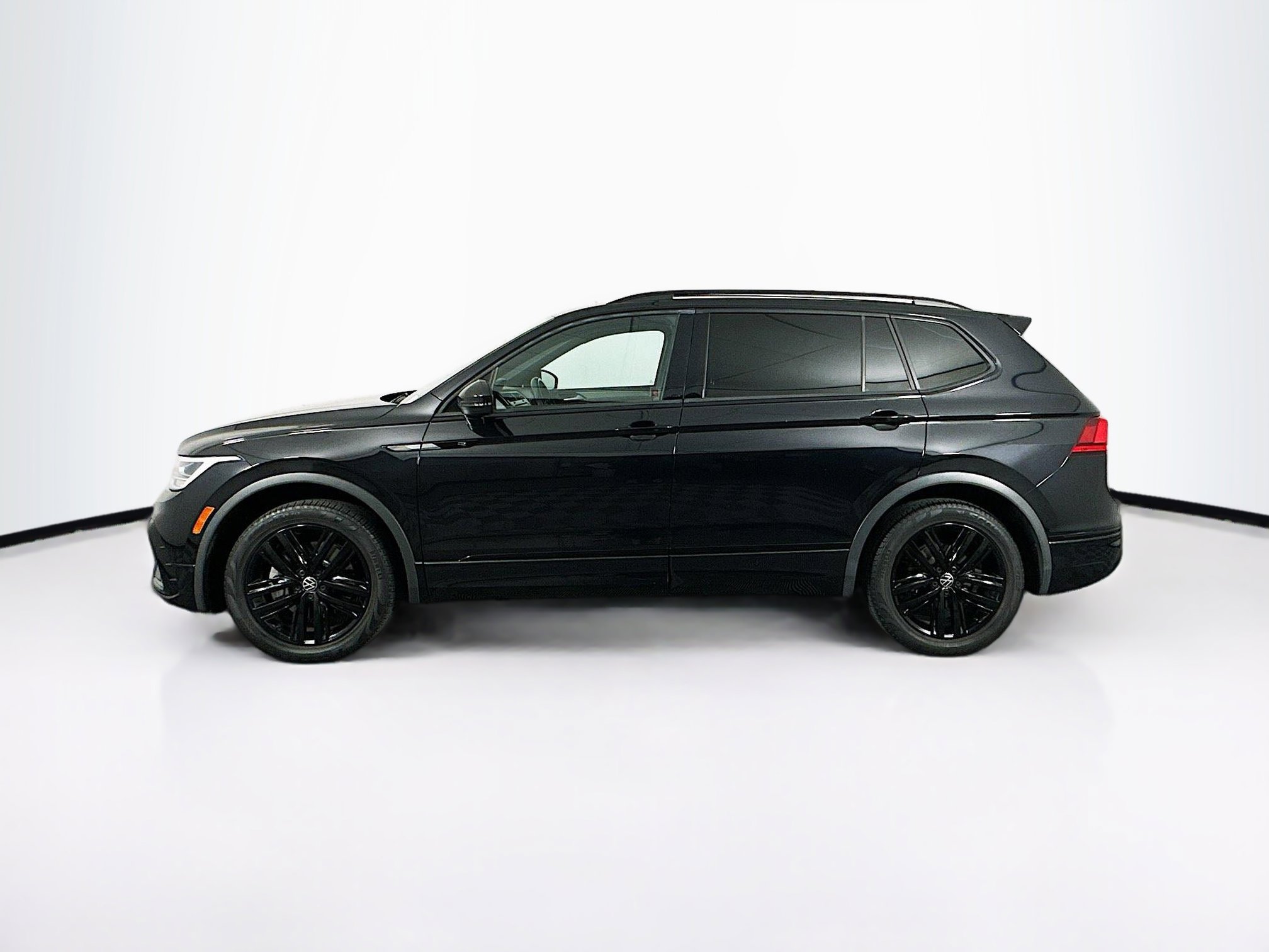 Used 2022 Volkswagen Tiguan SE R-Line image 4