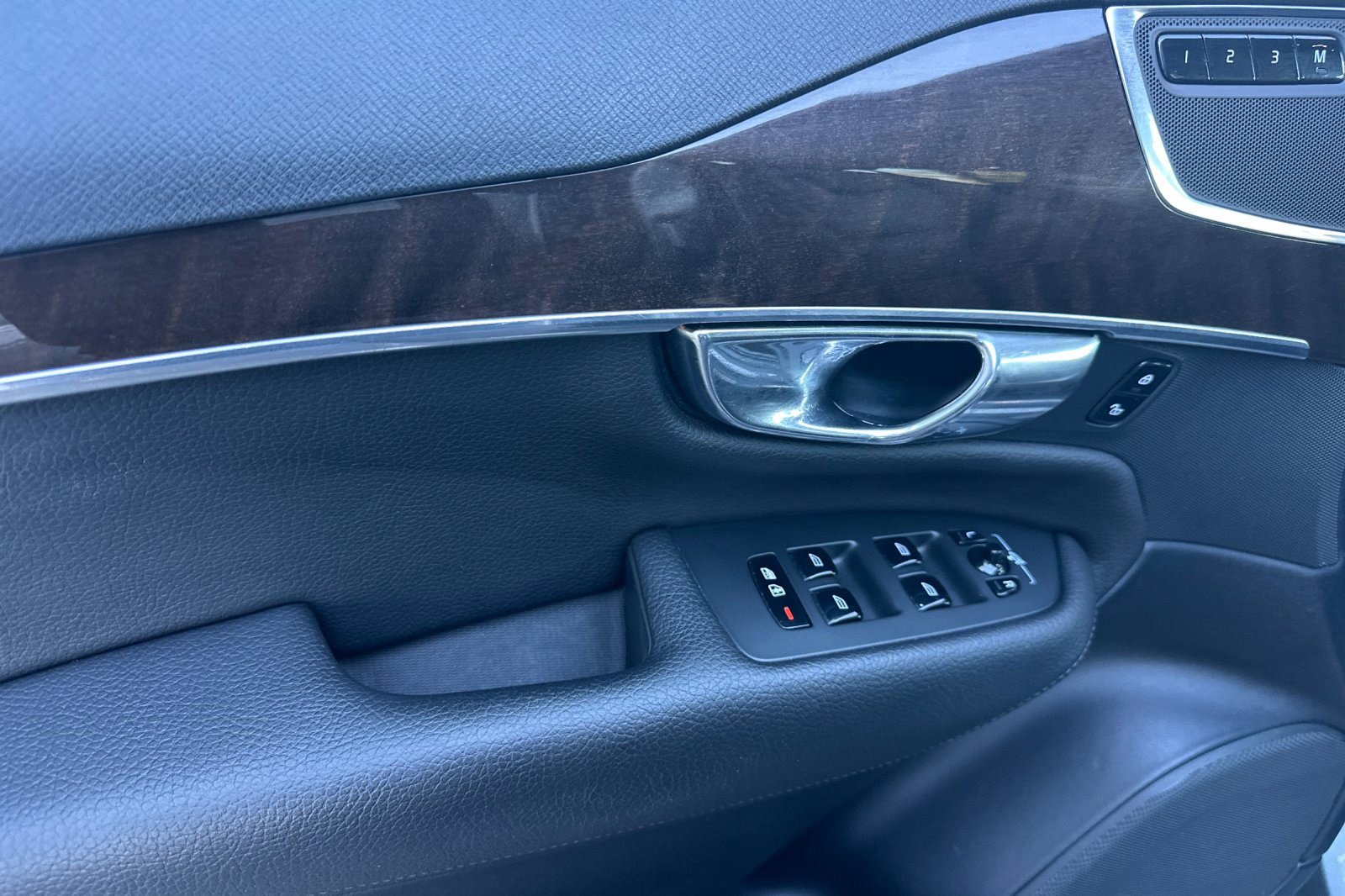 Used 2016 Volvo XC90 T6 Momentum w/ Momentum Plus Package image 12