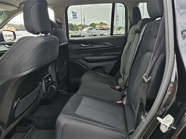 Used 2023 Jeep Grand Cherokee Laredo image 12