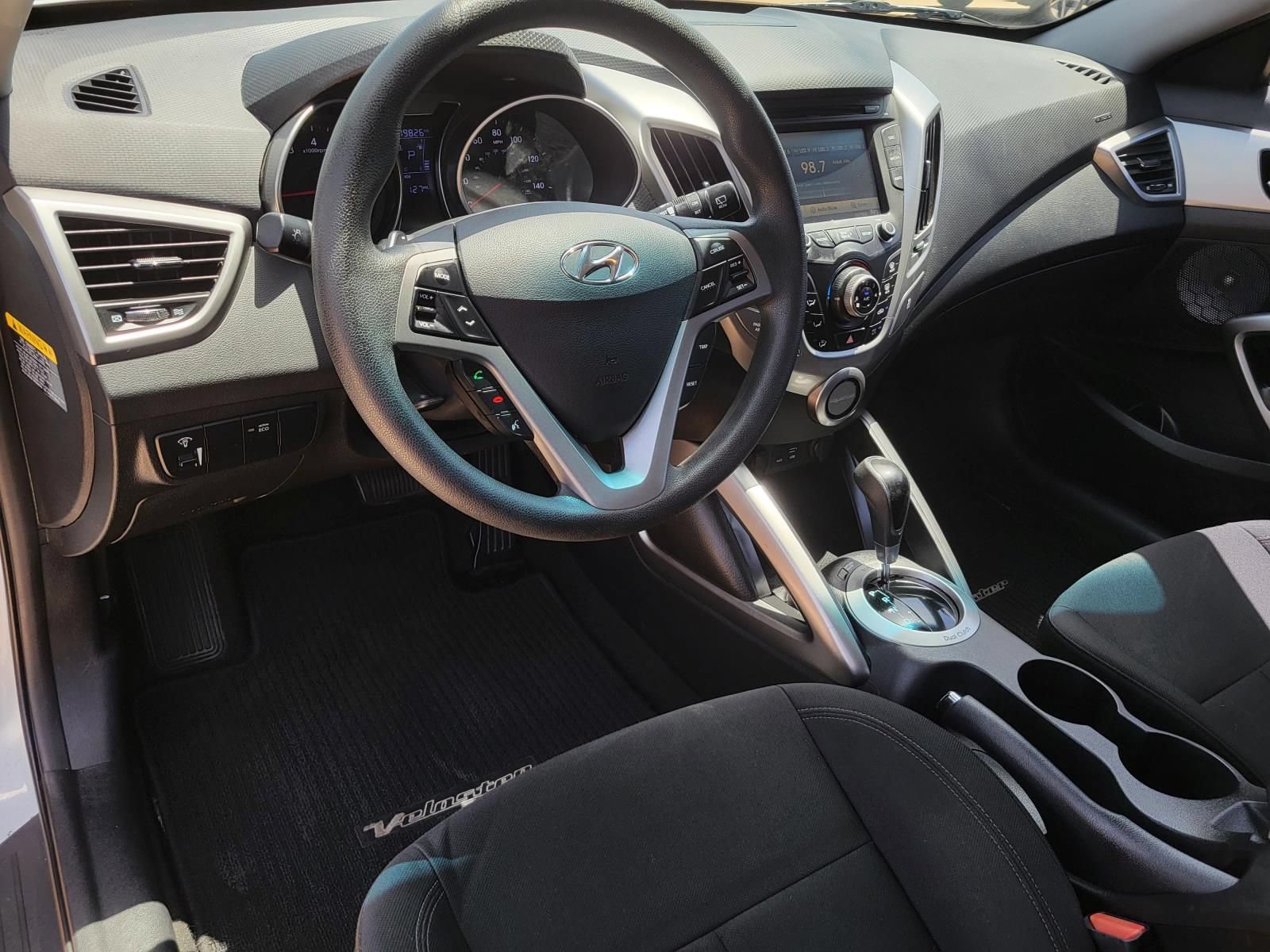 Used 2016 Hyundai Veloster FWD image 16