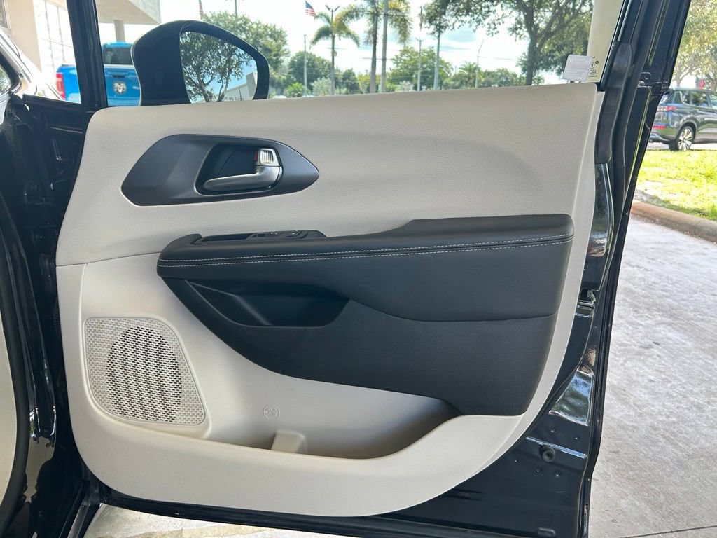 Used 2024 Chrysler Pacifica Touring-L FWD image 24