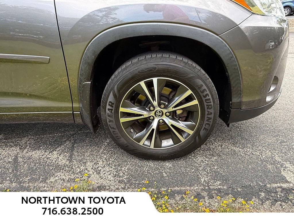 Used 2018 Toyota Highlander Plus AWD/4WD image 23