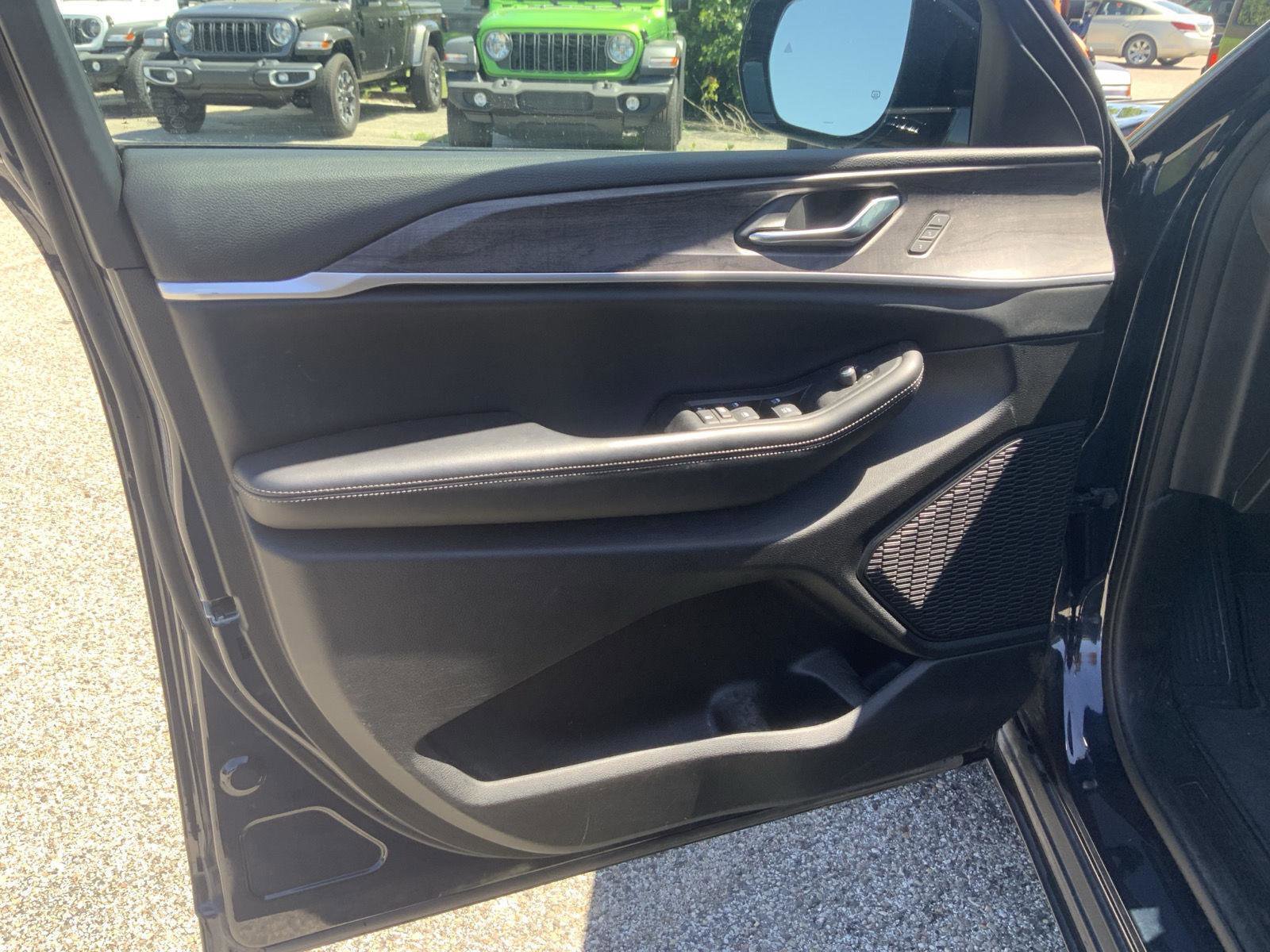 Used 2024 Jeep Grand Cherokee L Limited AWD/4WD image 23