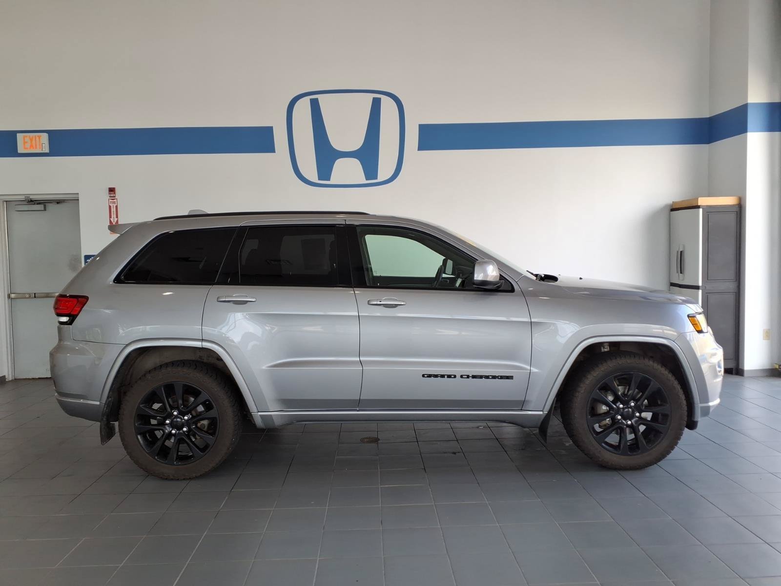 Used 2019 Jeep Grand Cherokee Altitude AWD/4WD image 4