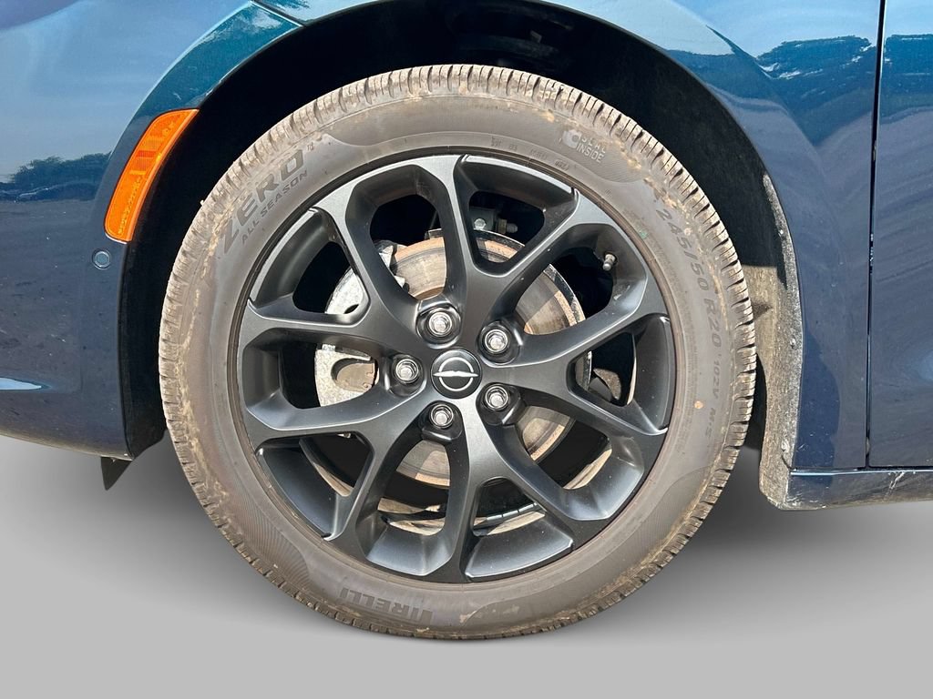 Used 2025 Chrysler Pacifica Limited FWD image 9