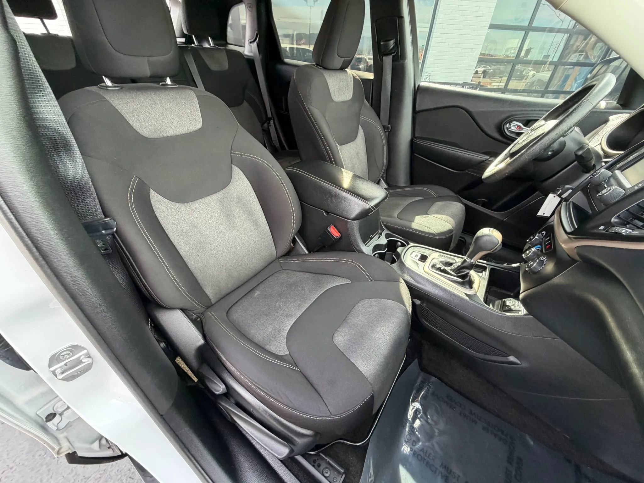 Used 2015 Jeep Cherokee Sport image 12