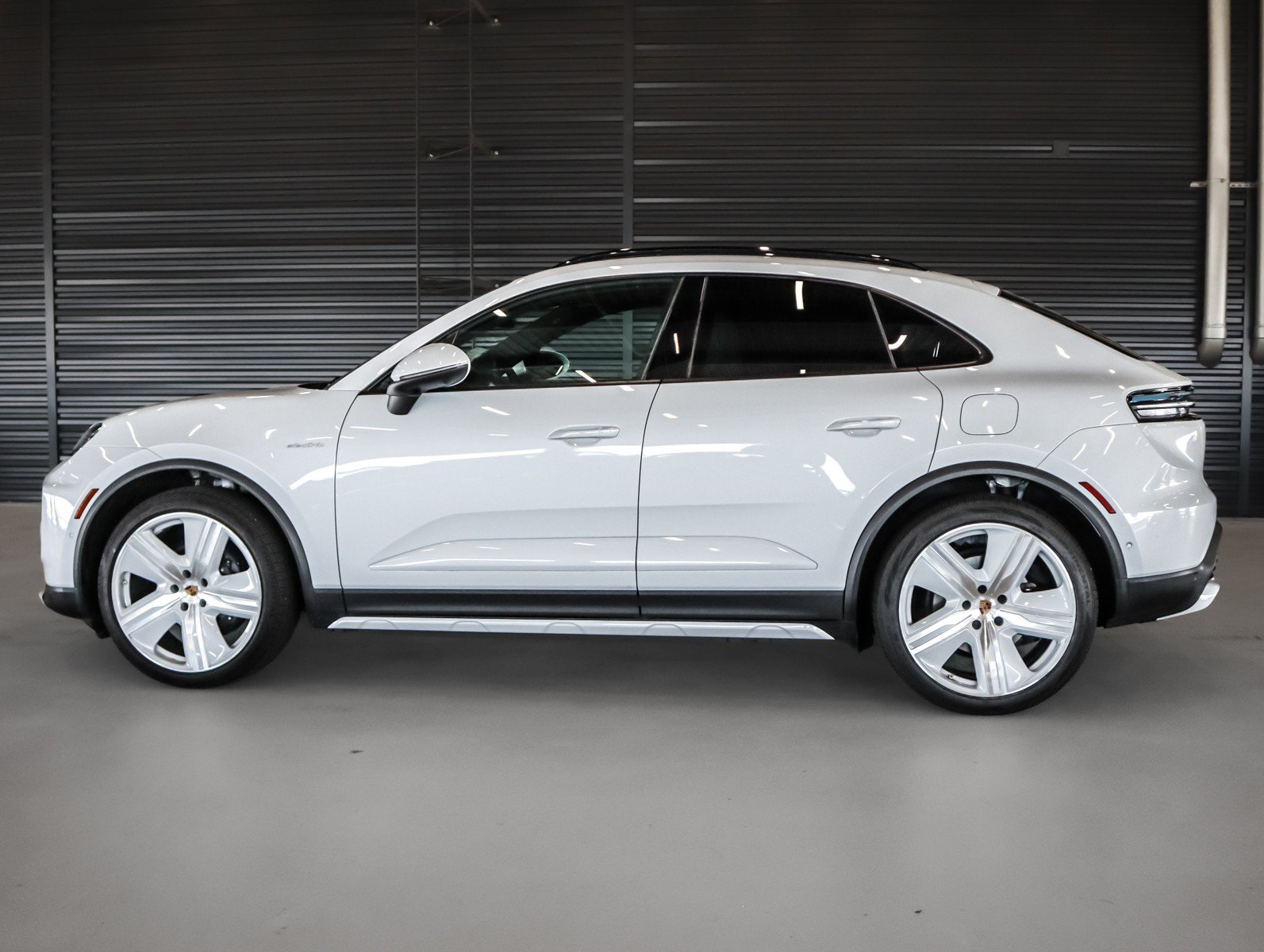 Used 2025 Porsche Macan Electric RWD image 2