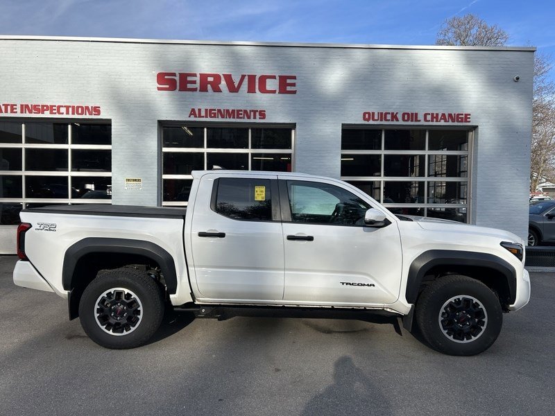 Used 2024 Toyota Tacoma TRD Off-Road w/ TRD Off Road Upgrade Package AWD/4WD image 2
