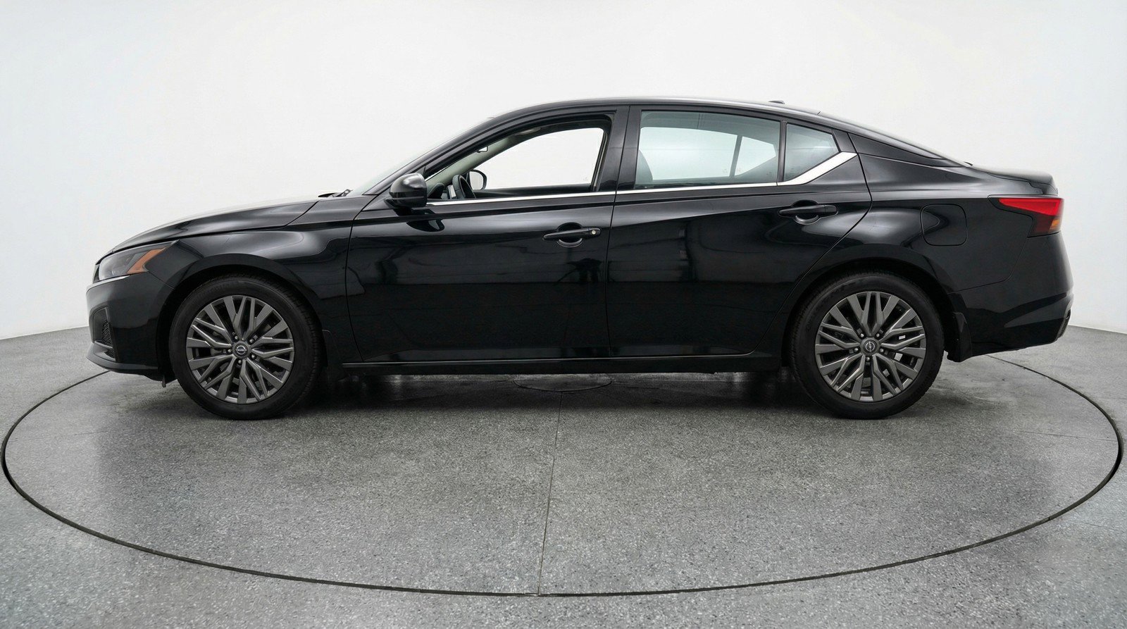 Used 2025 Nissan Altima 2.5 SV FWD image 5