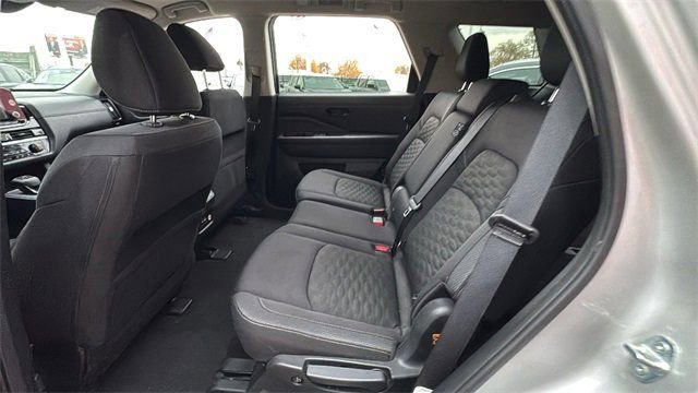 Used 2024 Nissan Pathfinder SV image 16