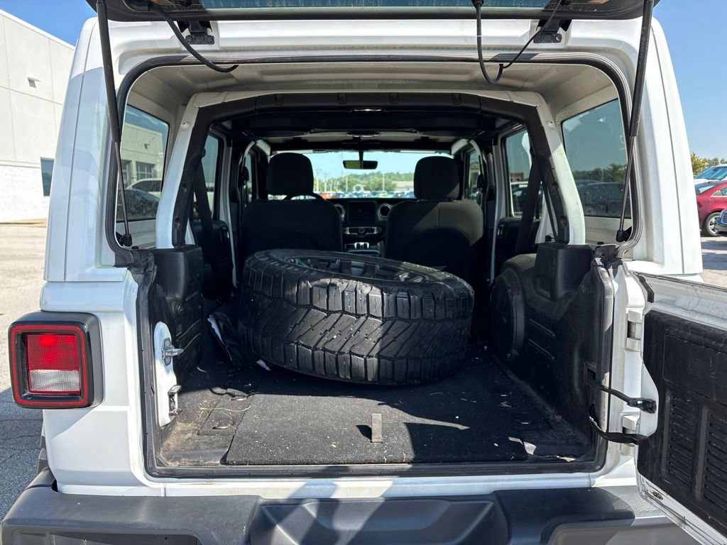 Used 2018 Jeep Wrangler Unlimited Sahara w/ Uconnect 4C Nav & Sound Group AWD/4WD image 16