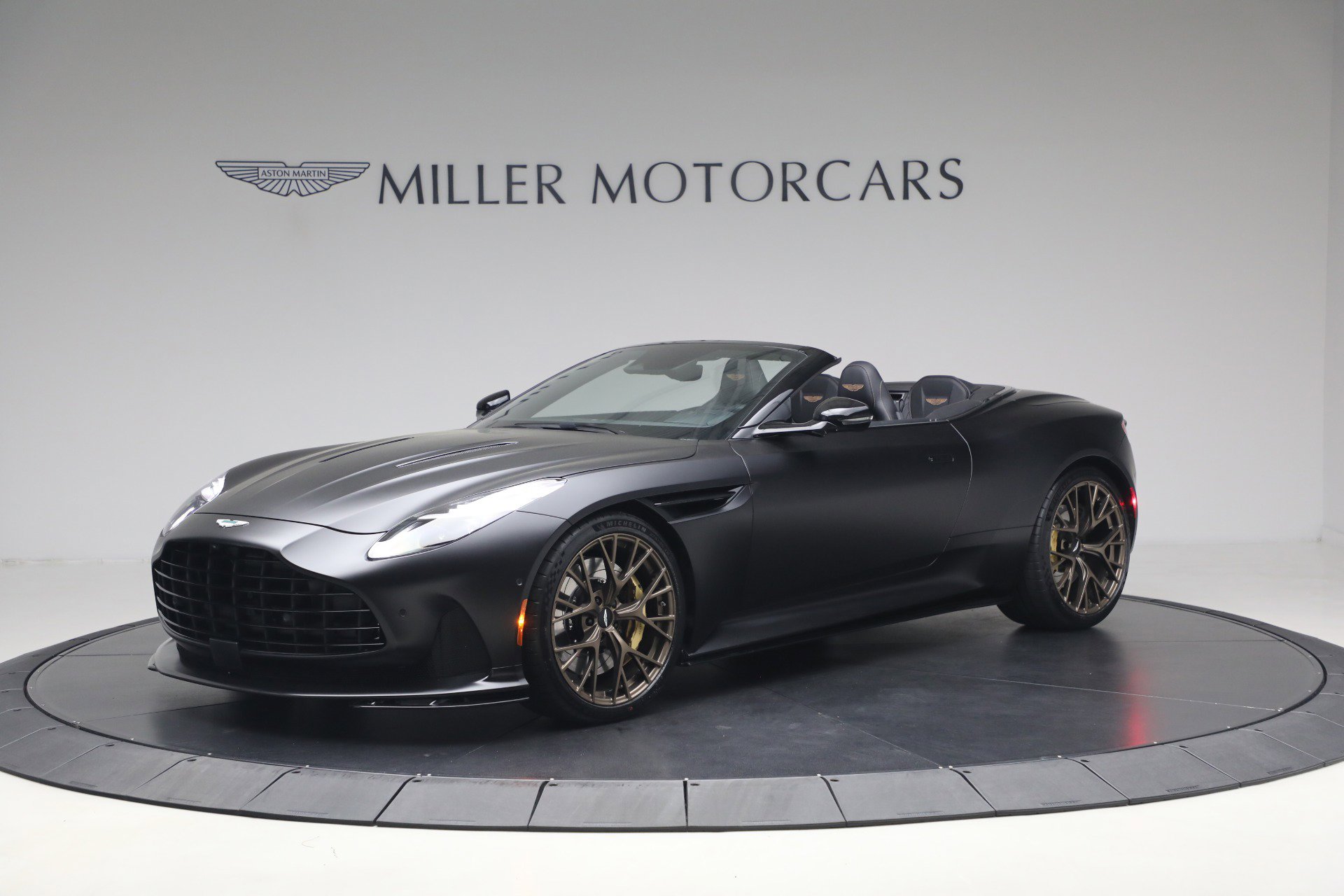 Used 2024 Aston Martin DB12 Convertible RWD image 2