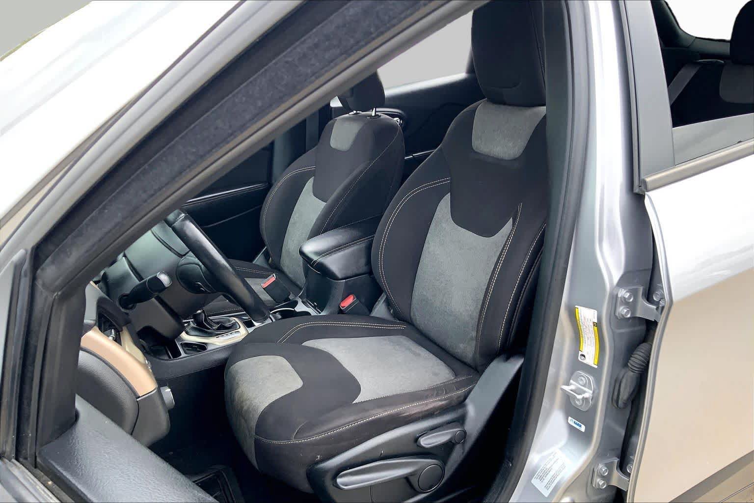 Used 2016 Jeep Cherokee Sport FWD image 8