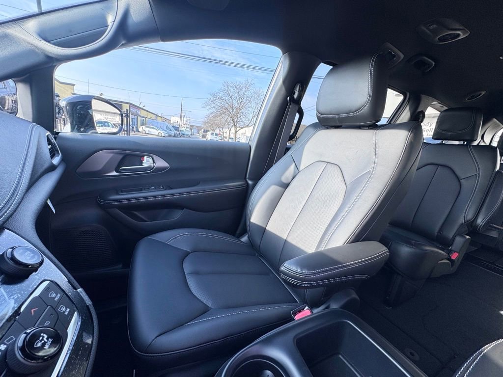 New 2026 Chrysler Pacifica Select AWD/4WD image 17