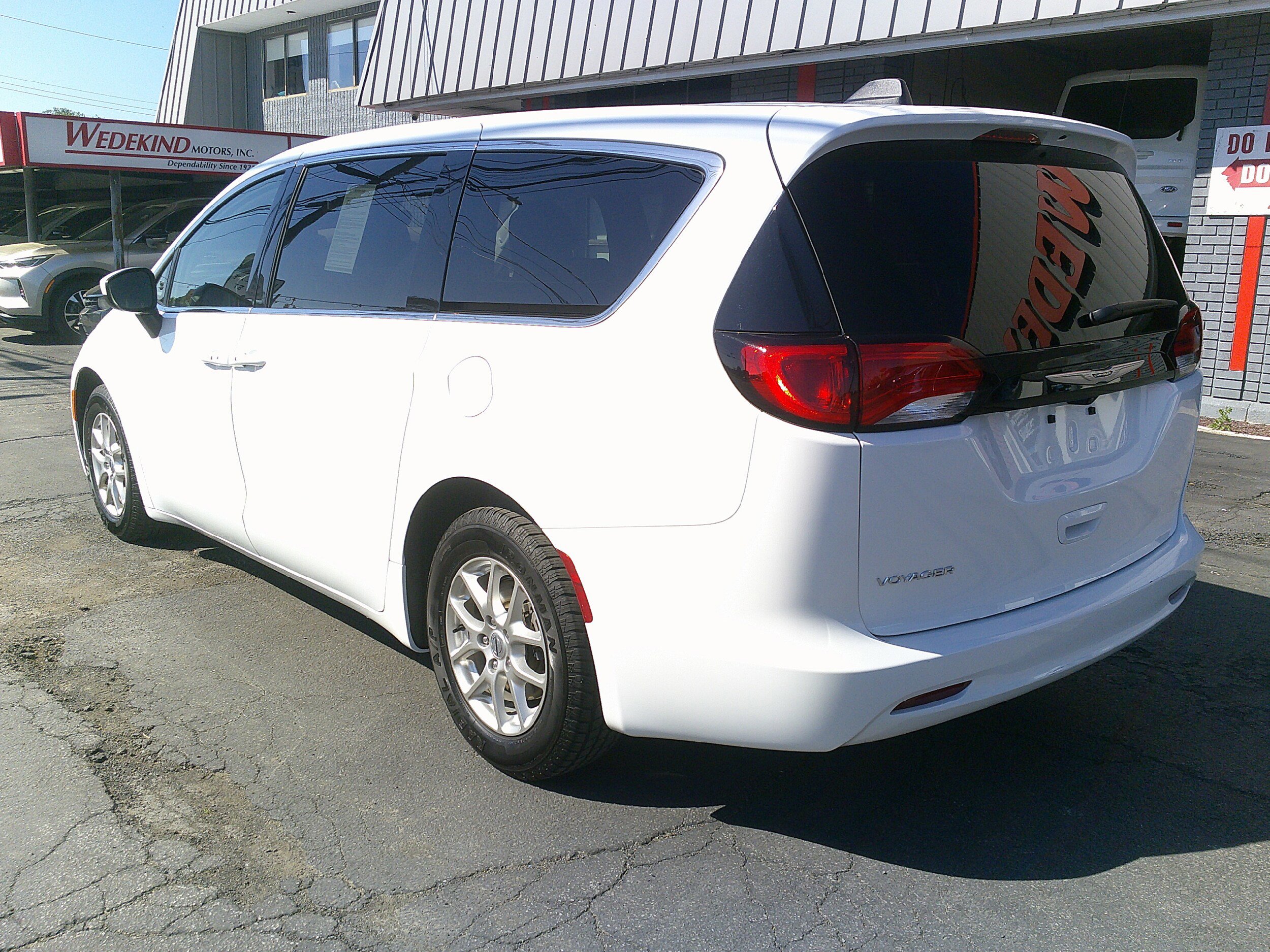 Used 2023 Chrysler Voyager LX FWD image 9