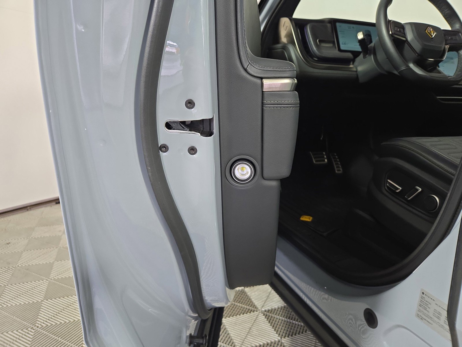 Used 2024 Rivian R1S Adventure AWD/4WD image 32