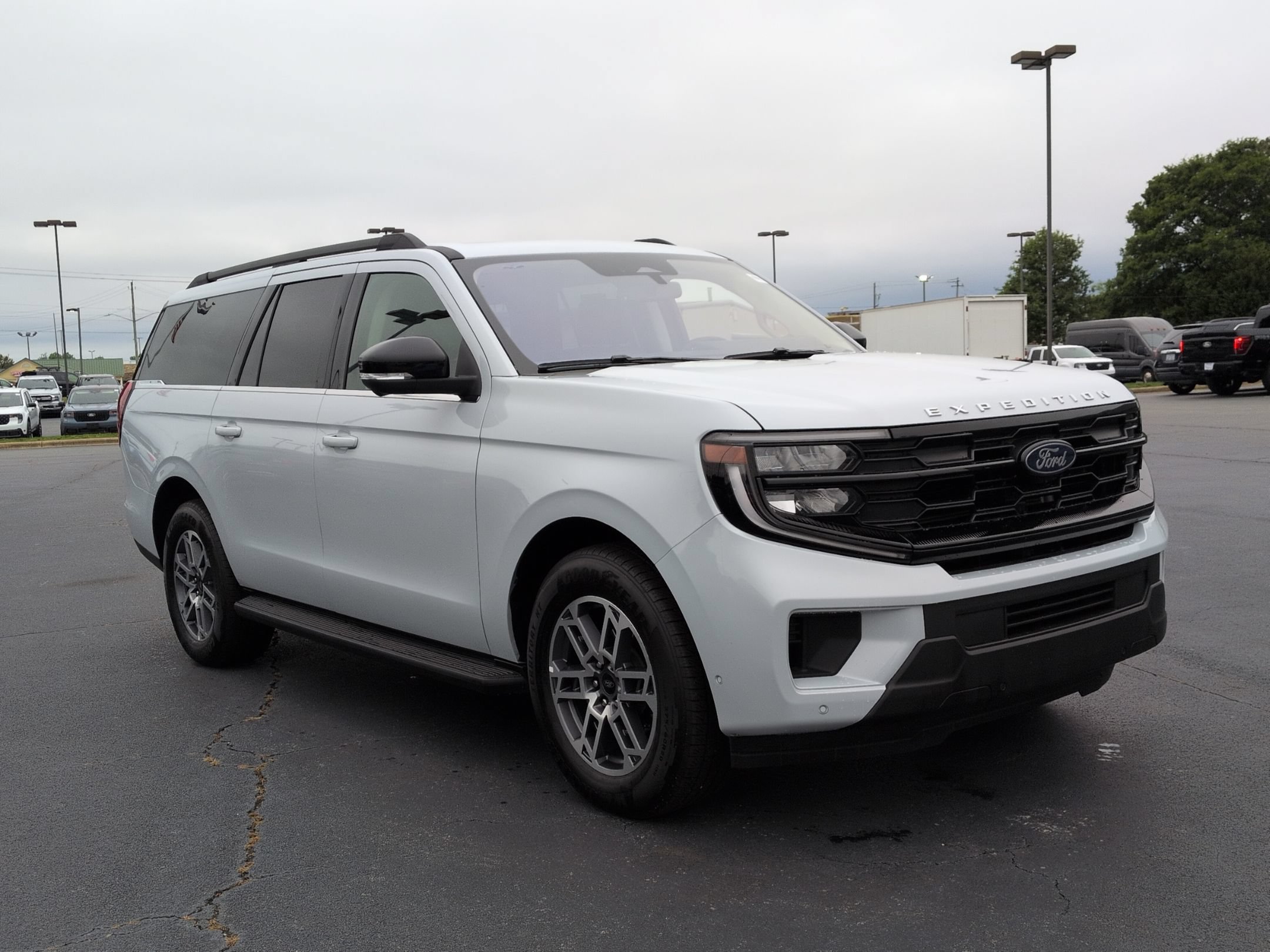 Used 2025 Ford Expedition Max Active RWD image 2
