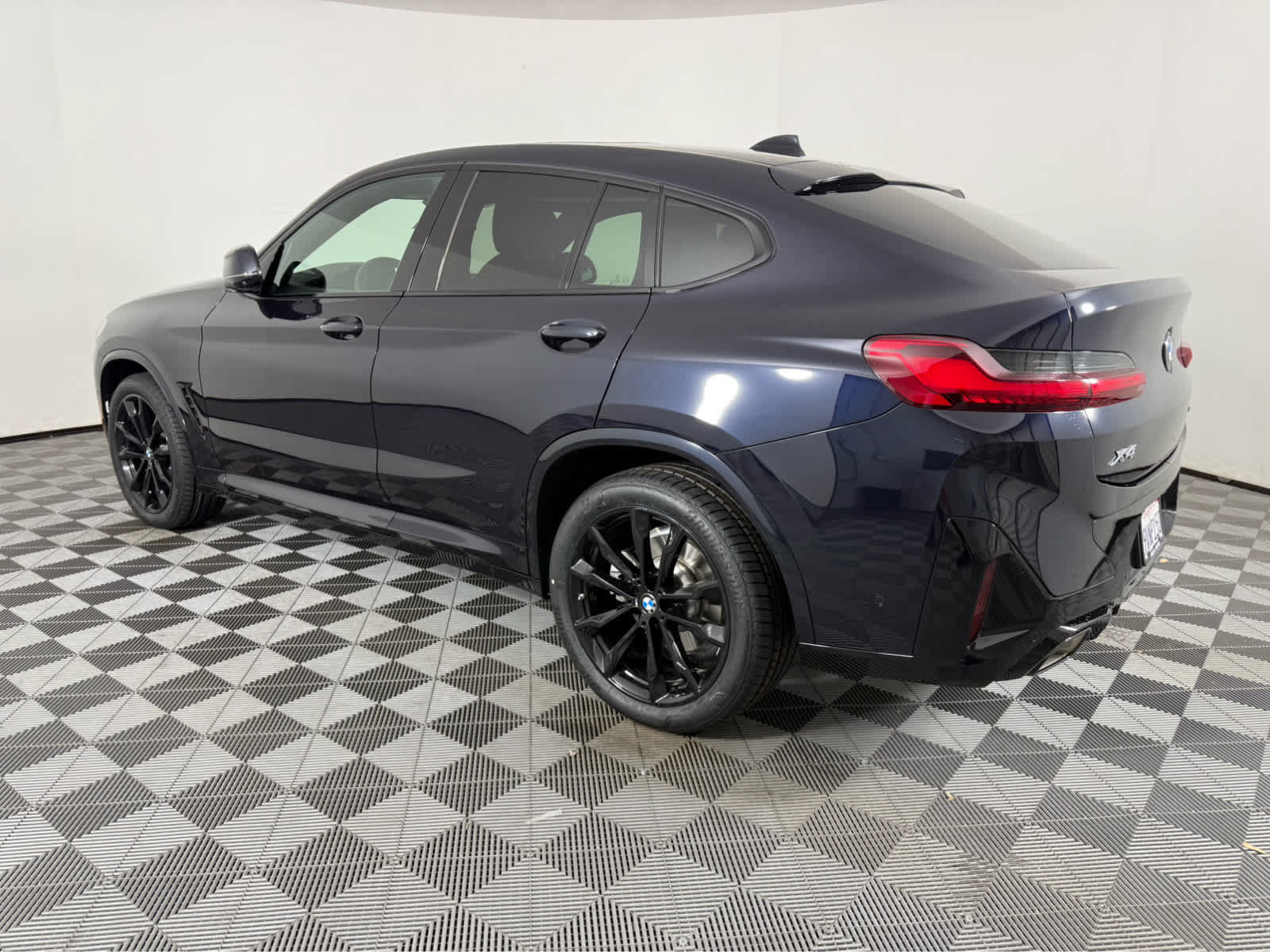 Certified 2025 BMW X4 xDrive30i w/ Premium Package AWD/4WD image 5