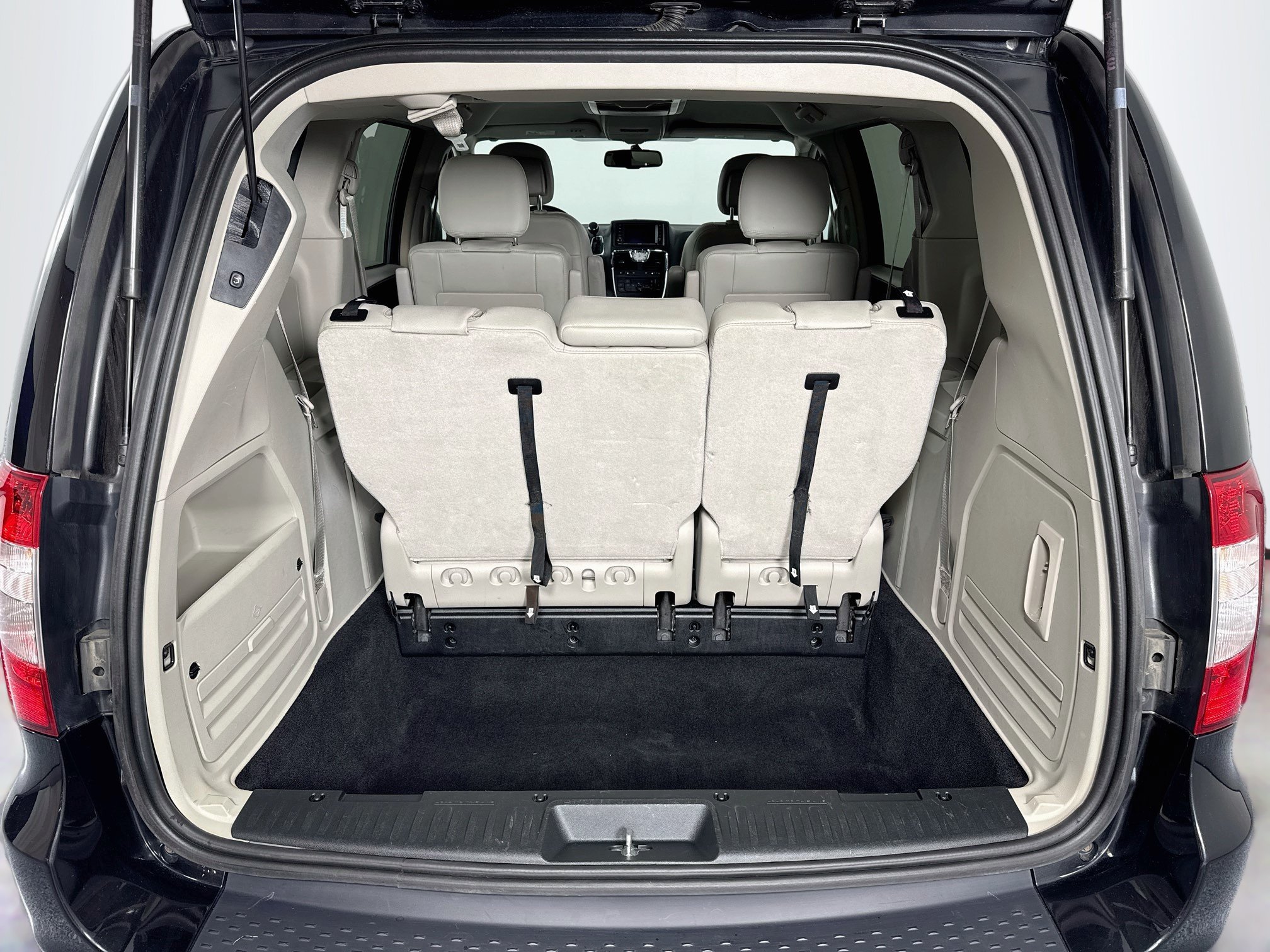 Used 2013 Chrysler Town & Country Touring FWD image 25