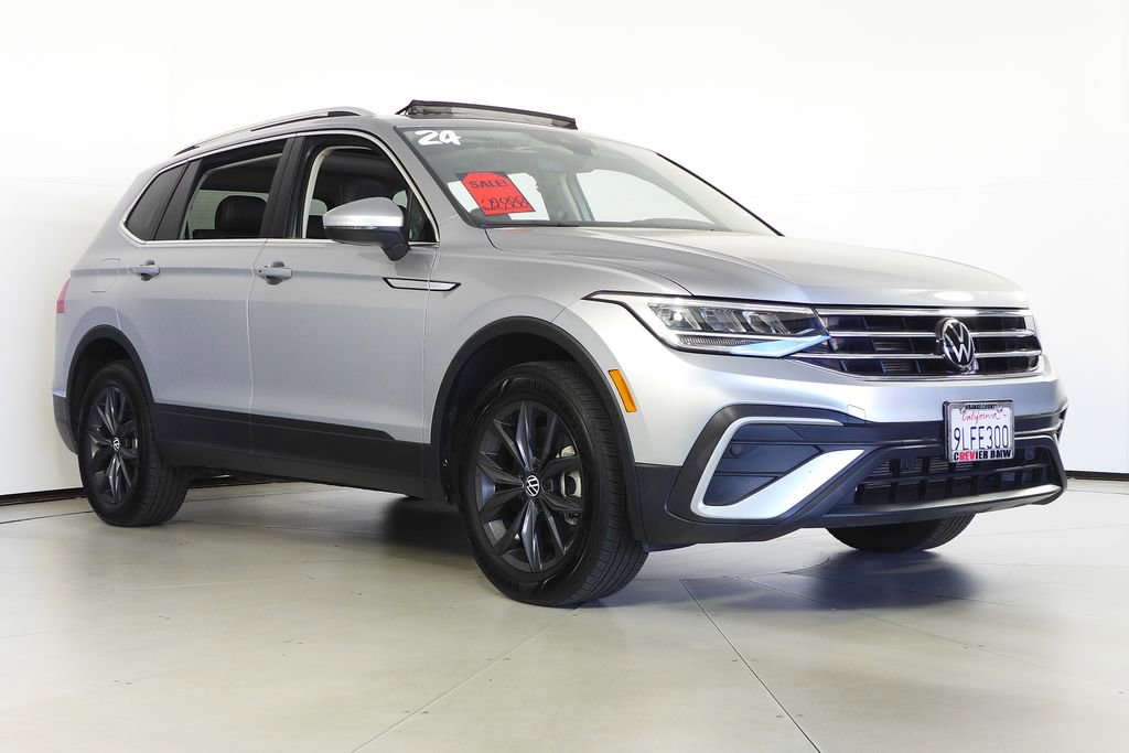 Used 2024 Volkswagen Tiguan SE w/ Panoramic Sunroof Package image 4