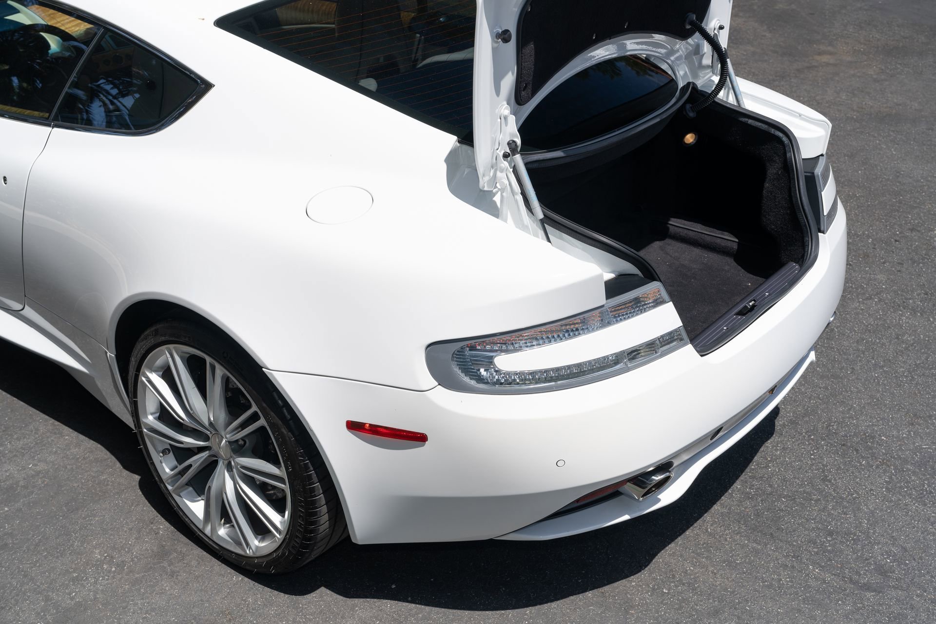 Used 2012 Aston Martin Virage Coupe RWD image 11
