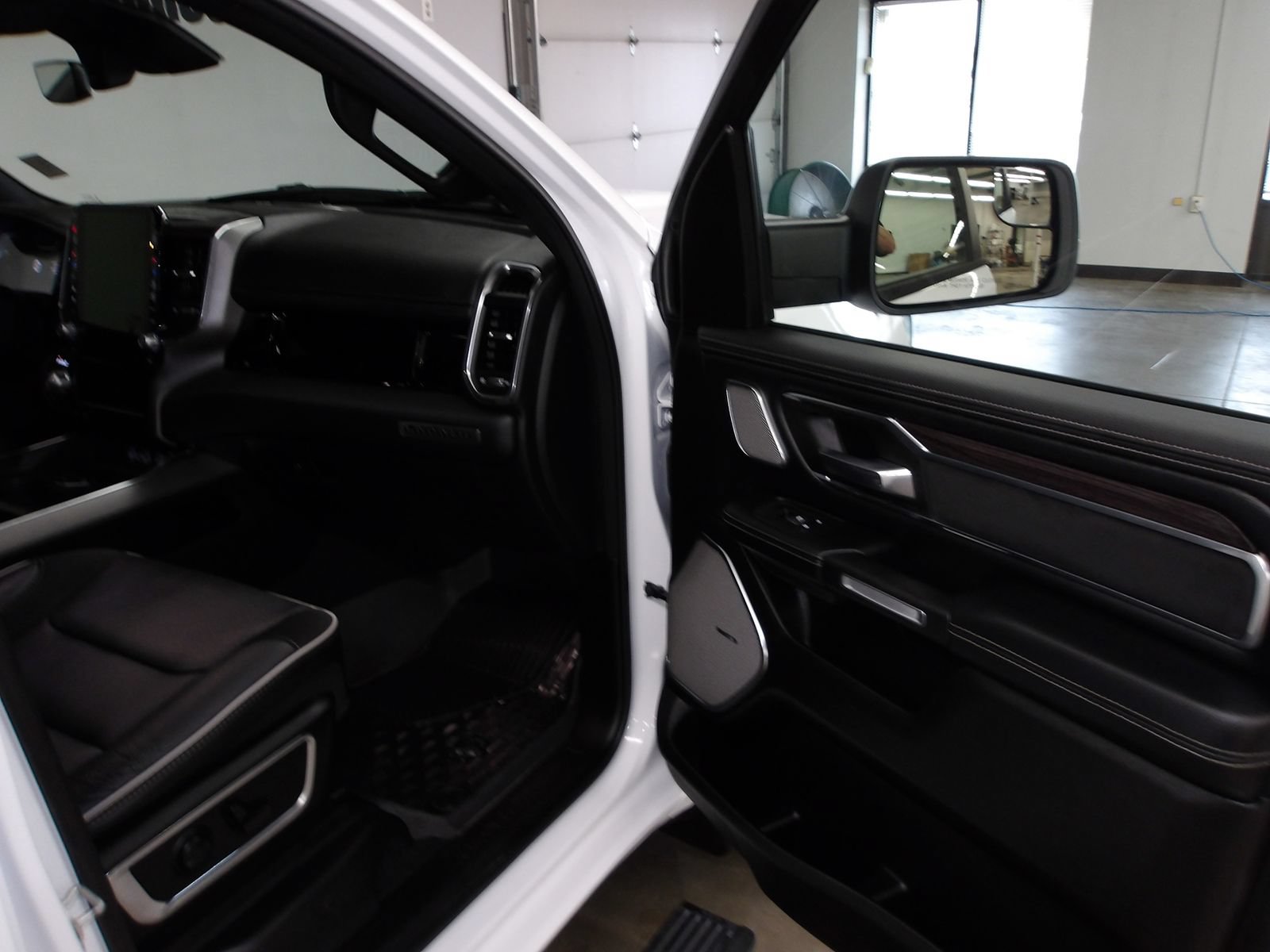 Used 2025 RAM 1500 Laramie AWD/4WD image 15