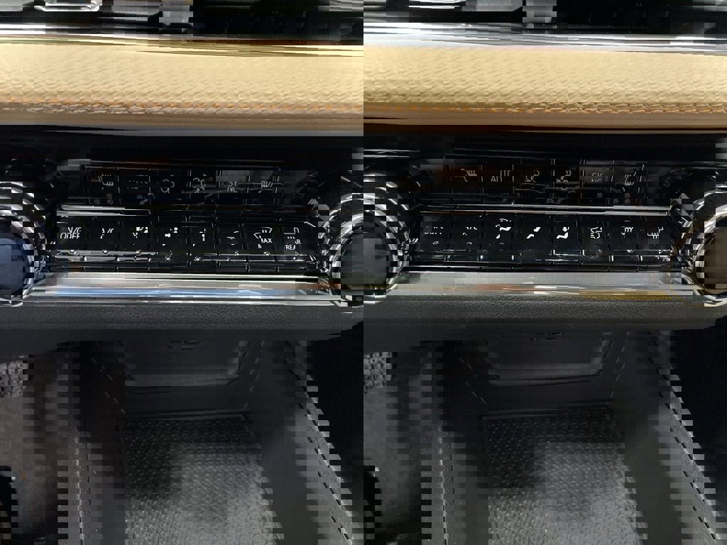 New 2025 Chevrolet Equinox ACTIV w/ Safety and Technology Package image 28