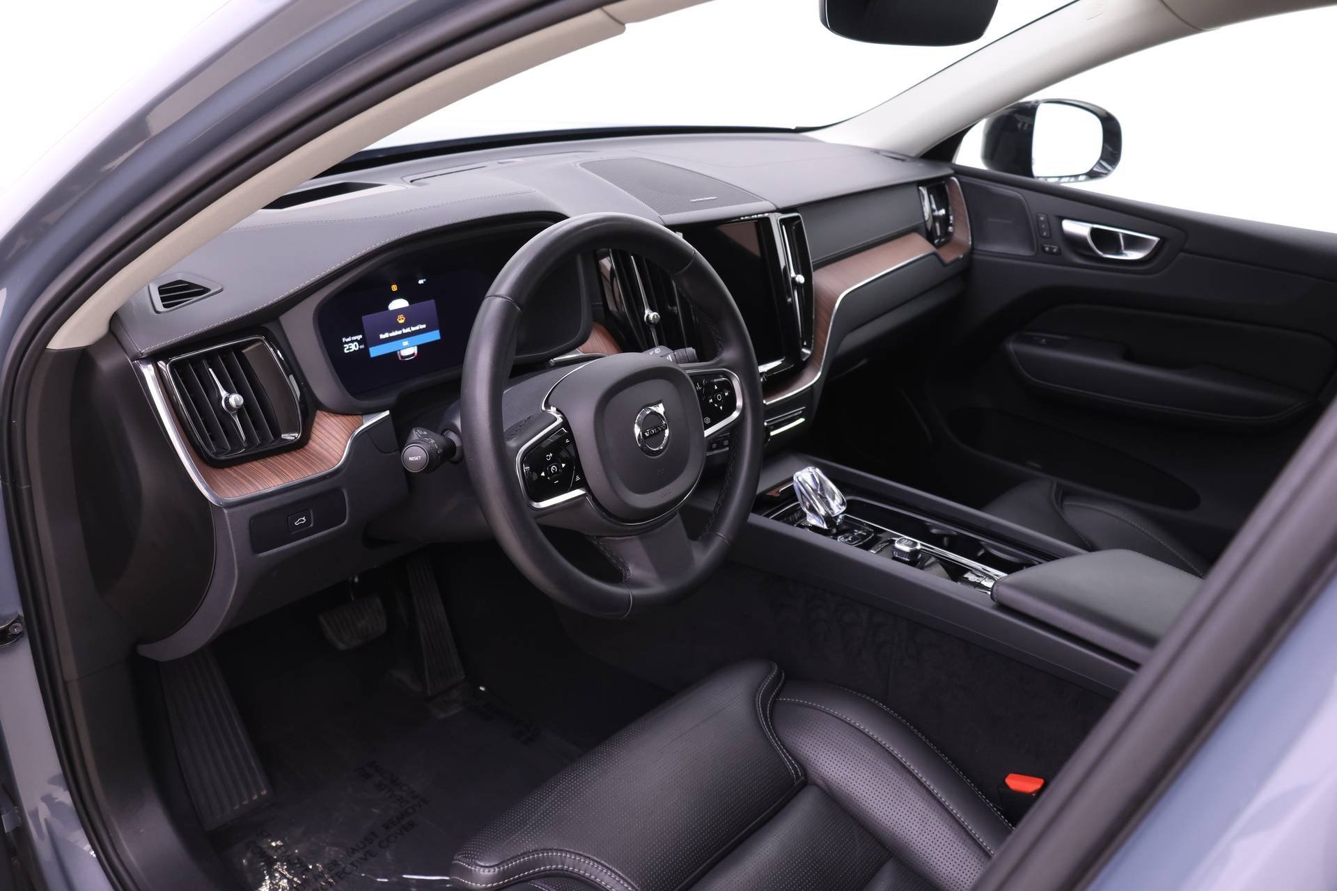 Certified 2024 Volvo XC60 B5 Ultimate w/ Protection Package Premier image 6