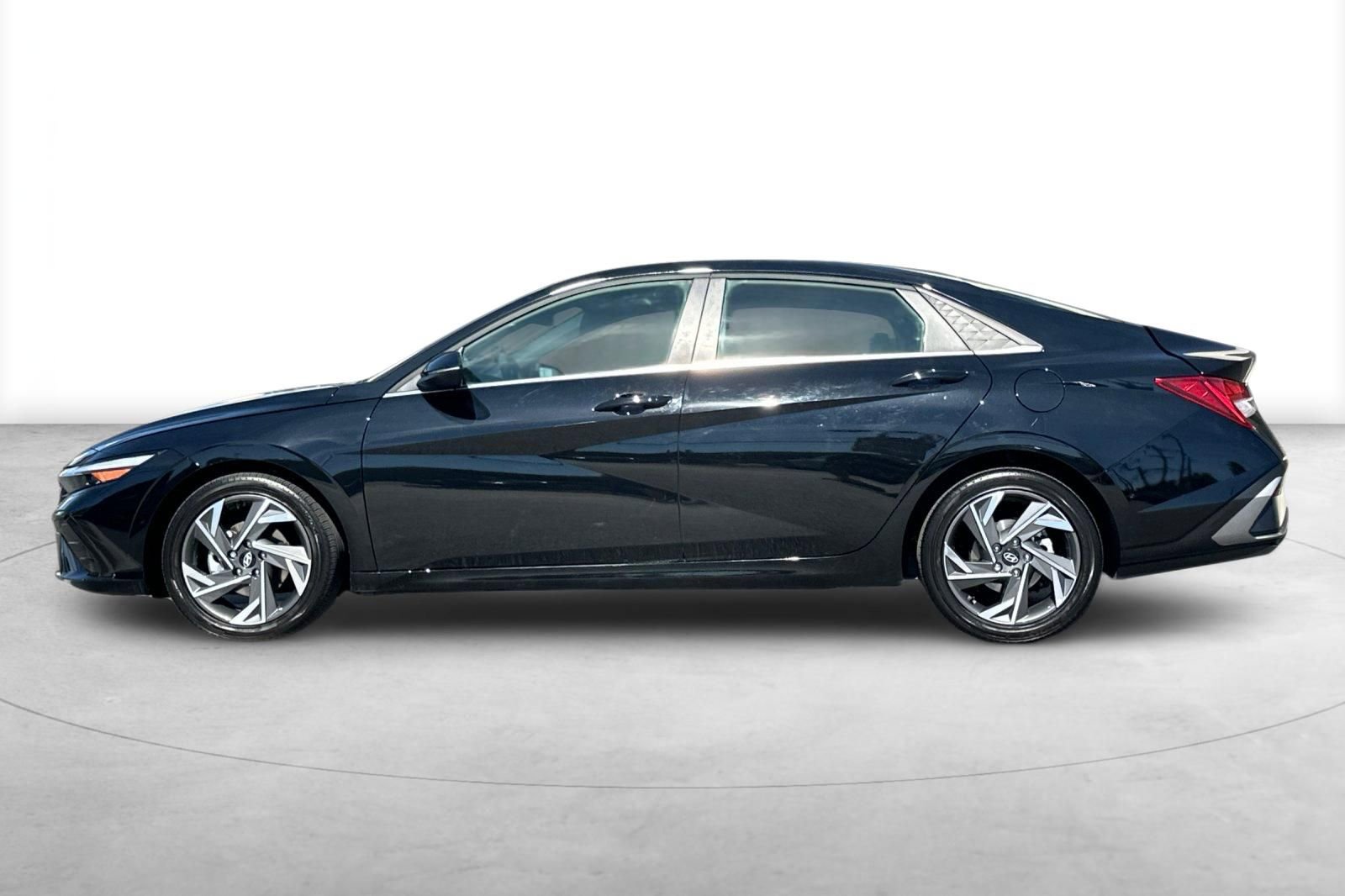 Certified 2025 Hyundai Elantra Limited image 3