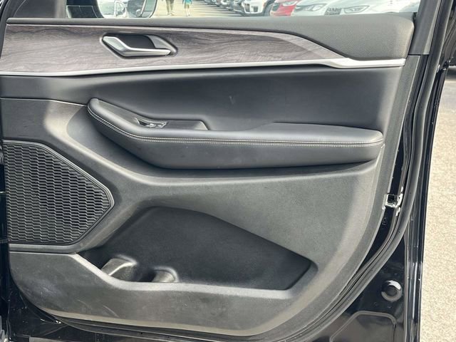 Used 2023 Jeep Grand Cherokee Limited w/ Black Appearance Package image 26