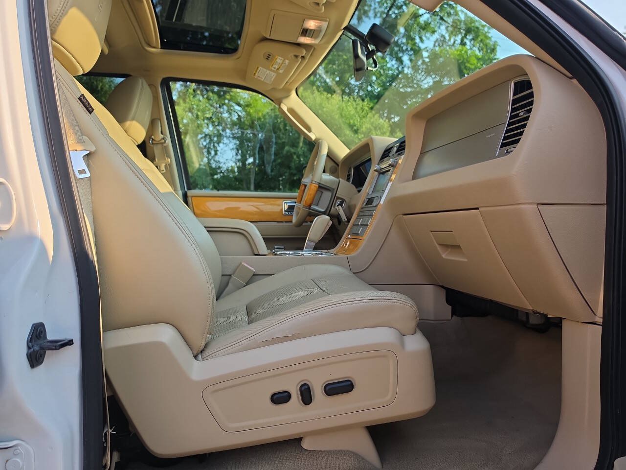 Used 2010 Lincoln Navigator 4WD image 9