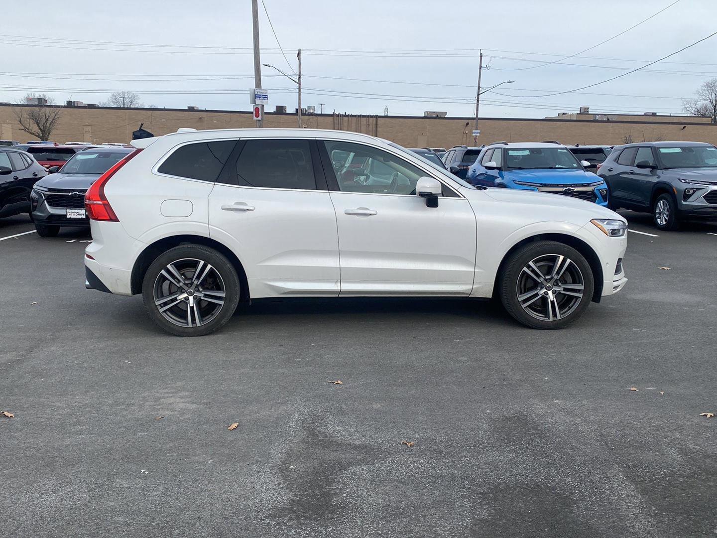 Used 2018 Volvo XC60 T6 Momentum w/ Advanced Package image 5